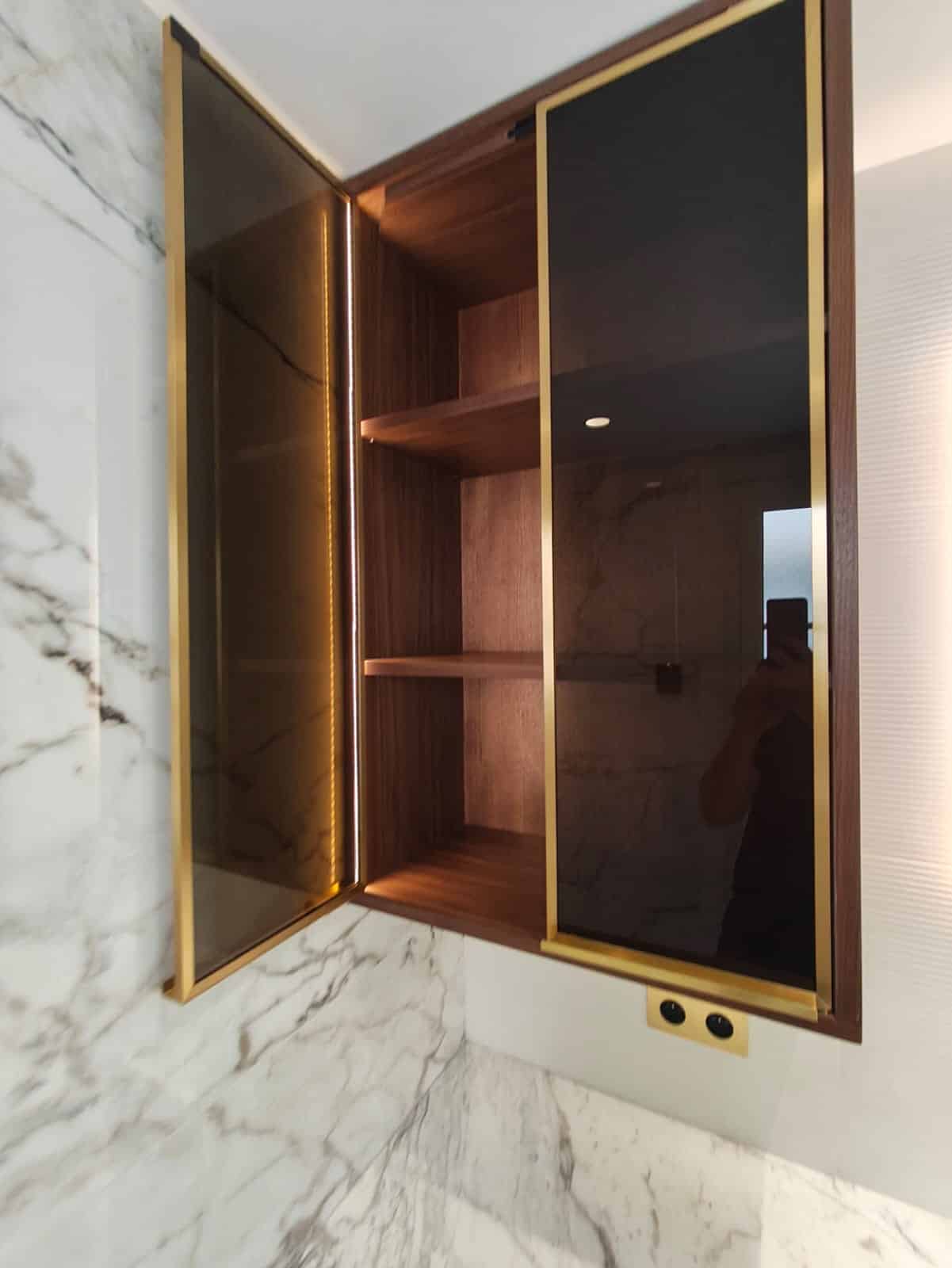 Placard mural sur mesure en bois avec portes en verre fumé et éclairage intégré – Menuiserie Meignan Monaco