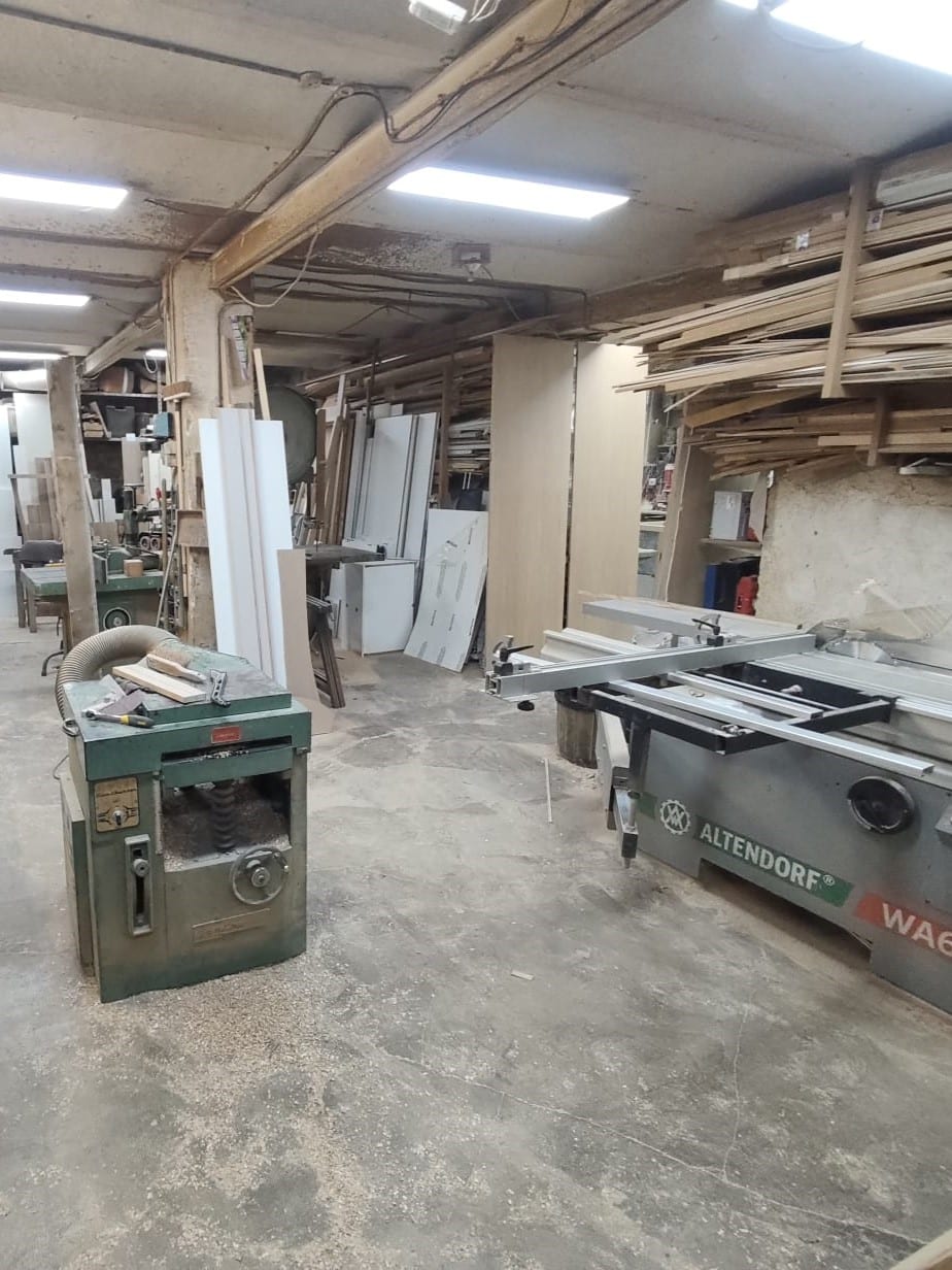 Atelier de menuiserie artisanale avec machines et bois brut – Menuiserie Meignan Monaco